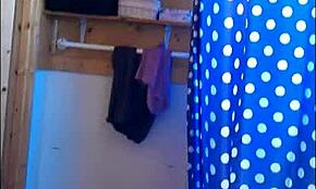 Hej, kolla min flickvän som visar upp sig i badrummet!