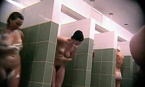 Rôzni svieži amatéri chytení nahí v sprchových scénach
