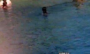 Nu-i așa că plaja asta fierbinte e perfectă pentru spionat fete goale?