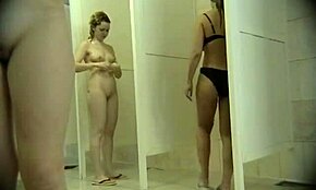 فتيات هاوية نحيلات يستحمن في الكام المخفي