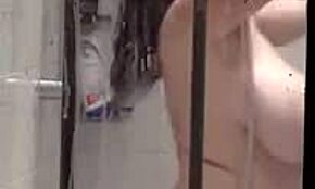 Megleshettem ezt a nagy cicis barnát zuhanyozni?