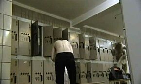 Hei, haluutko nähdä tämän stringihotin riisuvan yläosattomaksi piilokameralla?