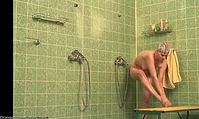 Märkä kuumotus paljastaa alastoman kropan kuuman suihkun alla