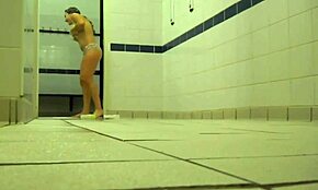 ¡Chica morena pillada posando seductoramente en ducha en cam oculta! 🛁