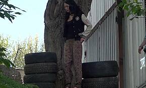 Stylová teenagerka přítelkyně tajně uniká na veřejnosti venku