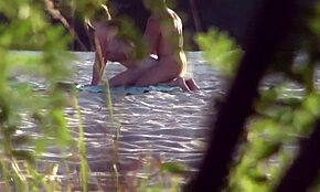 Blondínka chytená pri tvrdom šukaní v lese priateľom