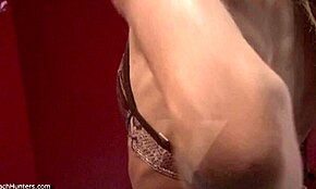 Ξανθόμαλλη γυμνή κοπέλα δείχνει το τέλειο κορμί της στο μπάνιο