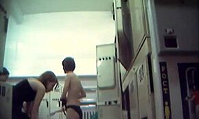 كاميرا مخفية تلتقط مراهقين مشاغبين يخلعون ملابسهم في فيديو HD مذهل