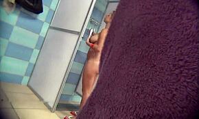 야, 이 금발 아마추어가 숨겨진 카메라에 몸을 과시하는 거 봐