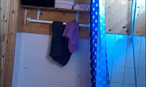 Vau, katso tämä rintava amatööri väläyttää pilluaan kylpyhuoneessa!