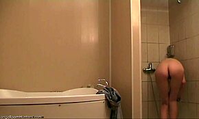 Chick berpantat perky rambut coklat ditangkap pamerkan dalam shower cam tersembunyi