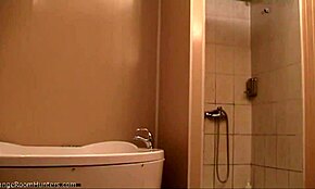 Živahna rit blondinka kaže golo telo v mokrem tušu voyeur.