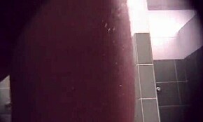 Τυχερός βουαγιέρ κατασκοπεύει το γυμνό κορμί αθλητικής μελαχρινής στο δημόσιο ντους