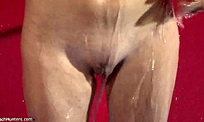 Δύο γυμνές γκόμενες κάνουν ντους χωρίς να ξέρουν ότι κρυφός voyeur τις κατασκοπεύει. Οι καμπύλες τους λάμπουν κάτω από το νερό.