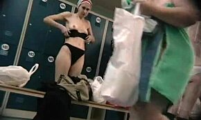 Chicas medio desnudas y lujuriosas provocan en vestidor con cámara oculta