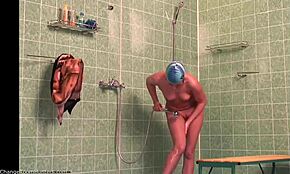 ดูนางร้อนคนนี้ในห้องอาบน้ำตอนนี้เลย!