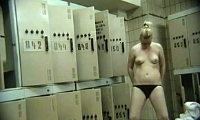 Blondă bombă mă înnebunește cu schimbat în vestiar pe cam ascunsă