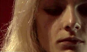 สาวบลอนด์ผอมสนุกกับช่วงอาบน้ำส่วนตัวต่อหน้าแคมซ่อน