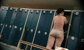 espiando ese culo enorme sexy desnudándose en vestuario