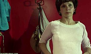 Hé, miért van ez a buja milf átlátszó fehérneműben rejtett kamerán?