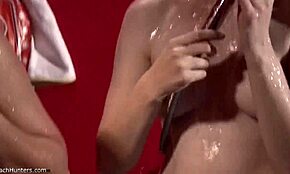 To bombebrud såper kroppene i dusjkamera!