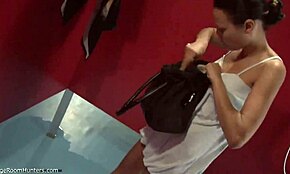 Sexy ungjente 18+ brunette viser frem faste pupper på skjult kamera