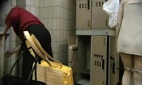 Helvete! Rövnaken tjej böjer sig över utan att veta om dold kamera