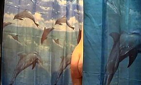 فتاة سمينة تصبح صابونية وحارة في الدش! 🛁