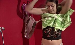 Spionează bruneta slabă care se freacă cu prosopul