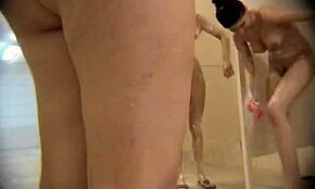 Hey, willst du diese mollige behaarte Süße in der Dusche spionieren?