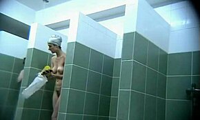 Seksi bimbo primeti skrivenu kameru u javnom tušu!