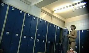 Şehvetli adam milfi soyunma odasında bikiniyle gözetliyor