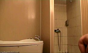 Kaunis brunetti beibi vakoiltu kuumassa suihkukohtauksessa täydellisellä vartalolla