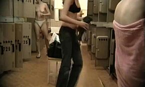 Fångade naken tjej stå clueless i omklädningsrum på gömd kamera