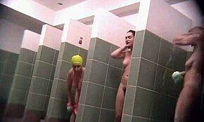 ¿Mujeres desnudas charlan de verdad en ducha pública ahora mismo?