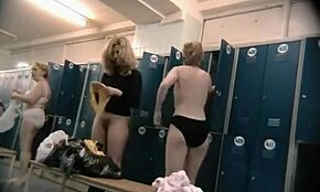 Μόνο μια ομάδα καυτών babes γδύνονται σε ένα δωμάτιο αλλαγής, κατασκοπεύονται από κάμερα