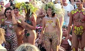 كاميرا تجسس تلتقط عرايا ساخنات في احتفال عارية غريب