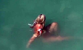 Cewek amatir rambut blond menggoda nikmati berenang telanjang di live cam