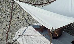 Preplanula nudistkinja uhvaćena gola na suncu na snimku špijunske kamere