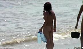 Joven con culito respingón 18+ pavonea cuerpo sexy en cámara