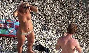 Ich bin verblüfft von dieser gebräunten blonden Teen, die ihren geilen Körper auf Cam zeigt!