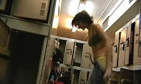 omg, fanget denne slanke milf kle av seg på skjult kamera i dag