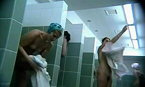 Fille Sexy Bronzée Exhibe Son Cul Parfait Nu Sous Cam Douche Cachée