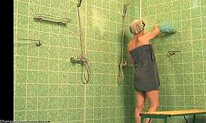 Bu bebekleri duşta bak. Mükemmel vücutları çok azgın.