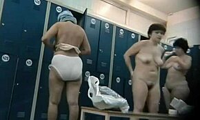 Špehujem sexy milfy ako sa prezliekajú na skrytej kamere