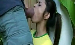 この巨大チンポが私の三つ編みラティーナの顔を激しくフェラチオするのに夢中