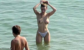 ¡Estoy obsesionada con mostrar mi cuerpo tetona en bragas blancas!