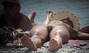 Novia amateur peluda provoca con sus partes jugosas