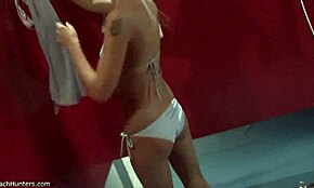 Vakoile tätä kuumaa blondia vaihtamassa vaatteita ja korjaamassa itseään peilissä.