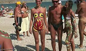 Prietene nudiste se plimbă îndrăzneț cu tipi ciudați în grup sălbatic